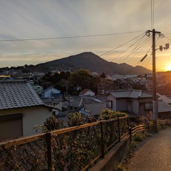 諏訪山下より見る皿倉山