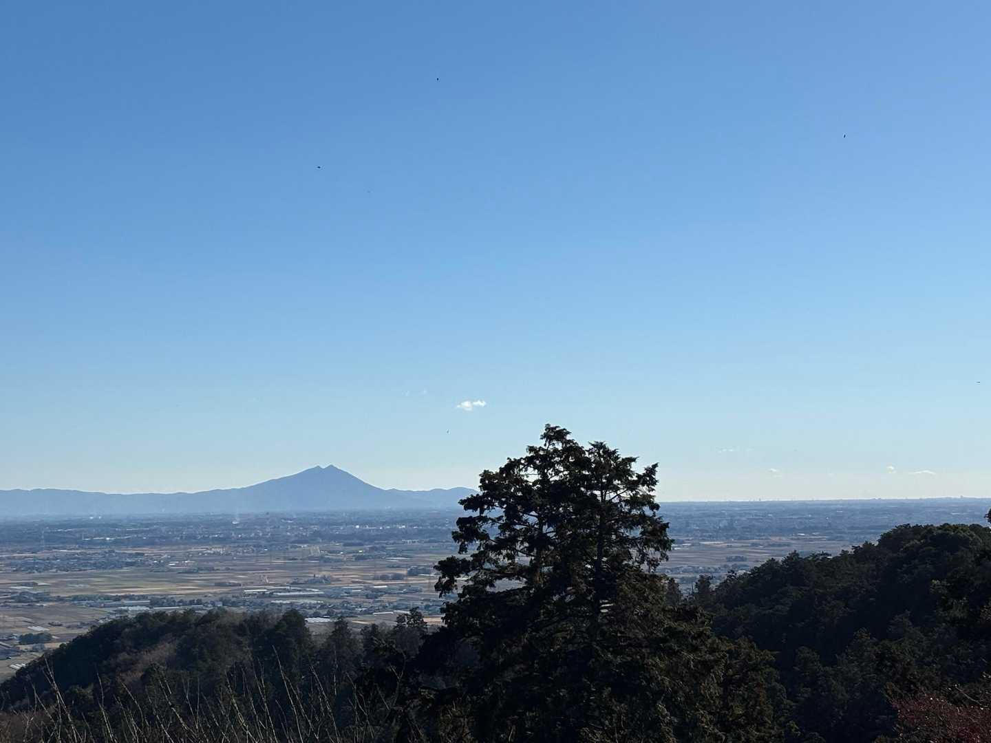 遠く見える筑波山。