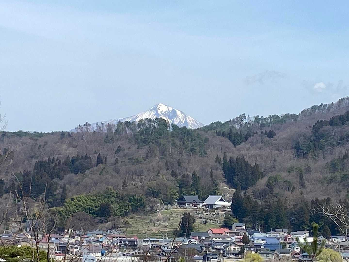 昨日は曇っていて市街地から見えなかった磐梯山が顔を出してます⛰