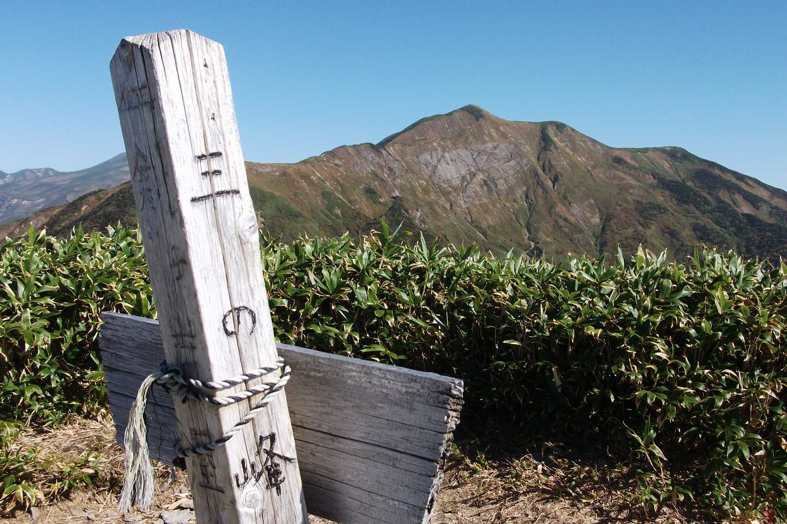 三の峰からの別山。