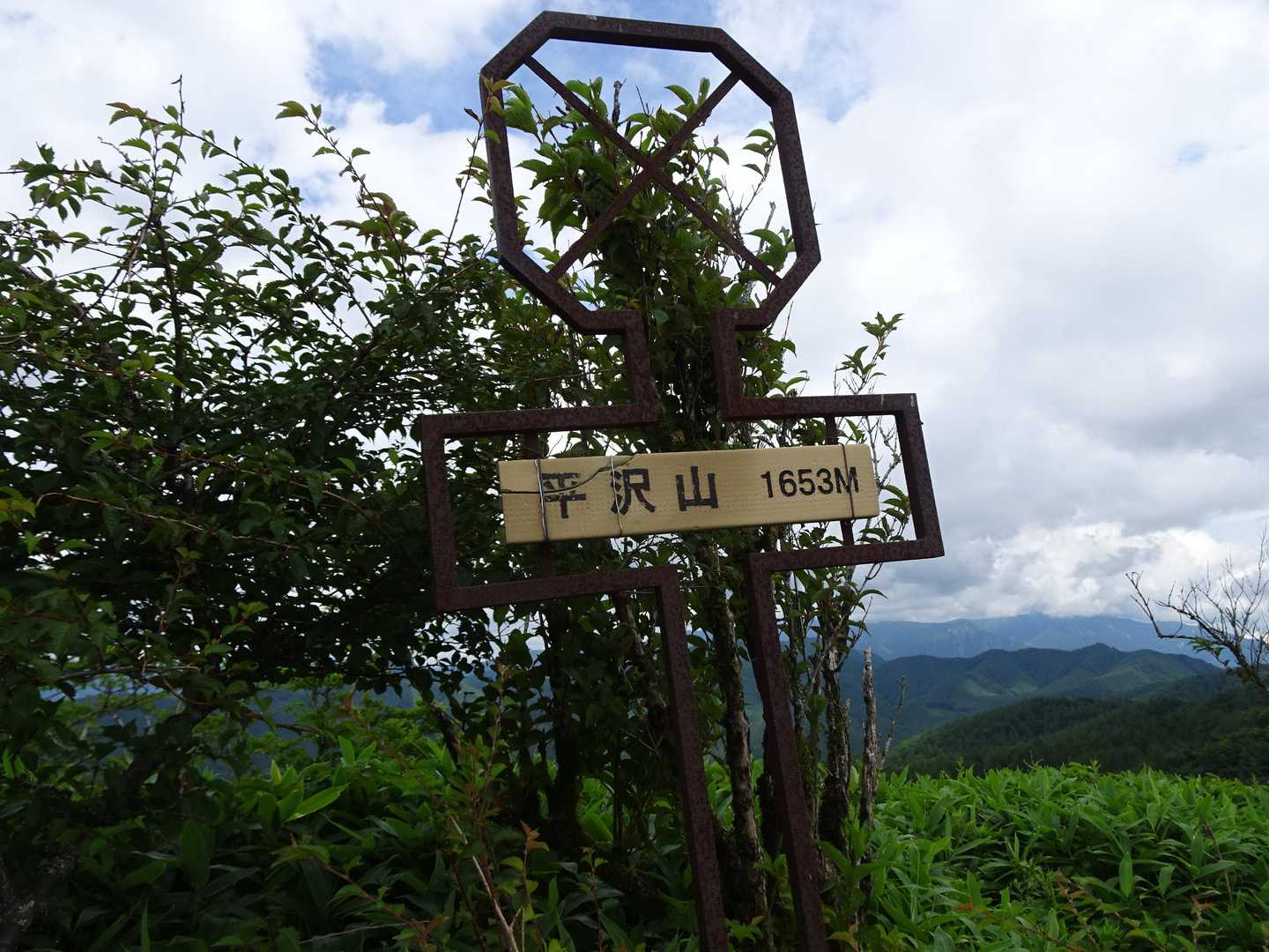 まずは平沢山。
汗だくでいたら上田の方から「ツルヤのレモン」をいただきました。
ありがとうございます。