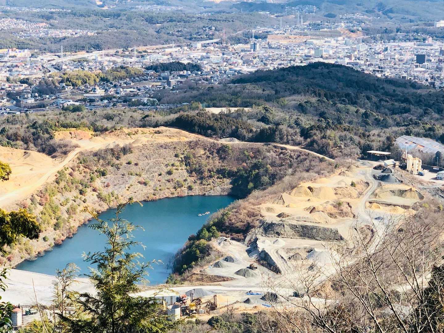 採石場って山の上からしか見えんよね