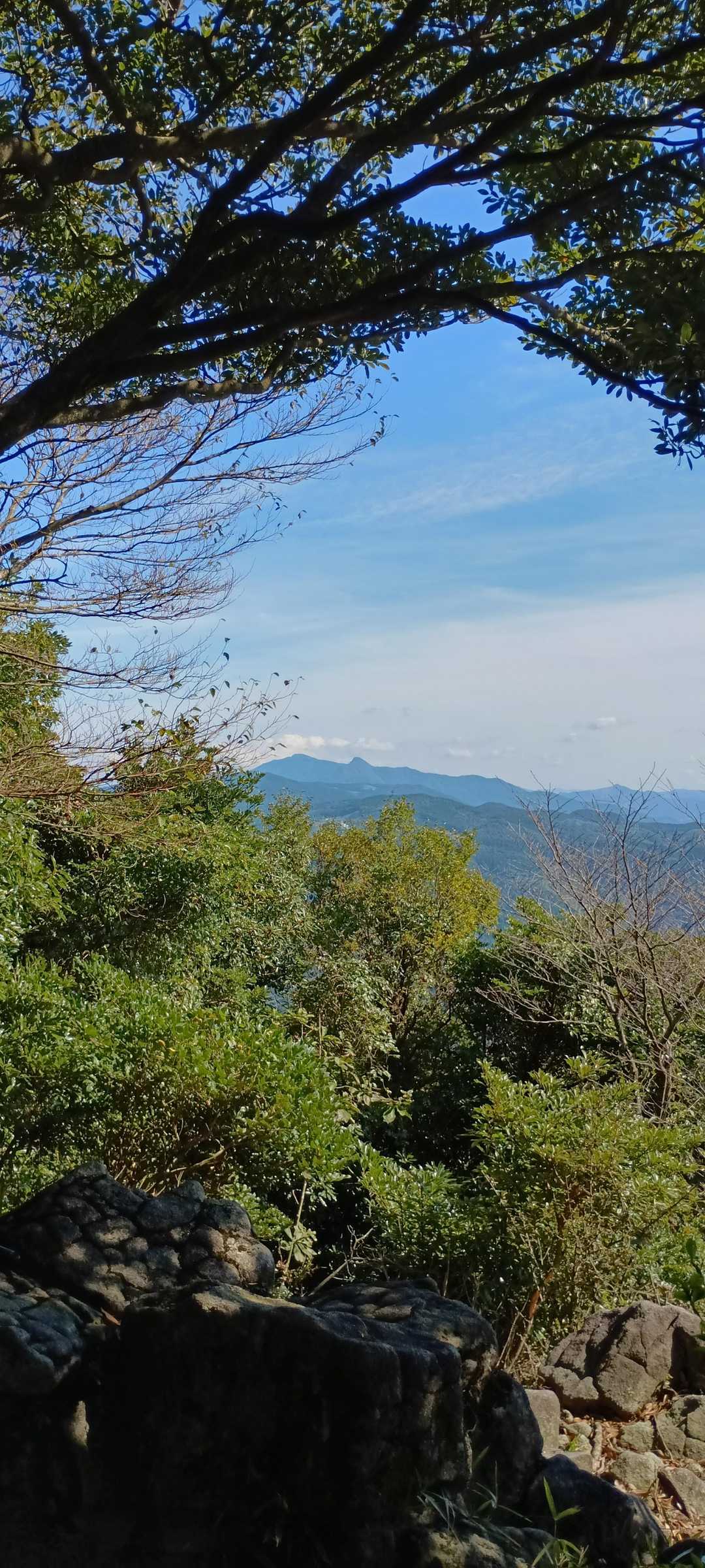 山頂より古処山、屏山をのぞむ