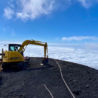 宝永山山頂標の修復作業で山頂標付近は立ち入り禁止でした😭