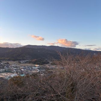 めっちゃ電波塔立ってるのが九千部山でしょう