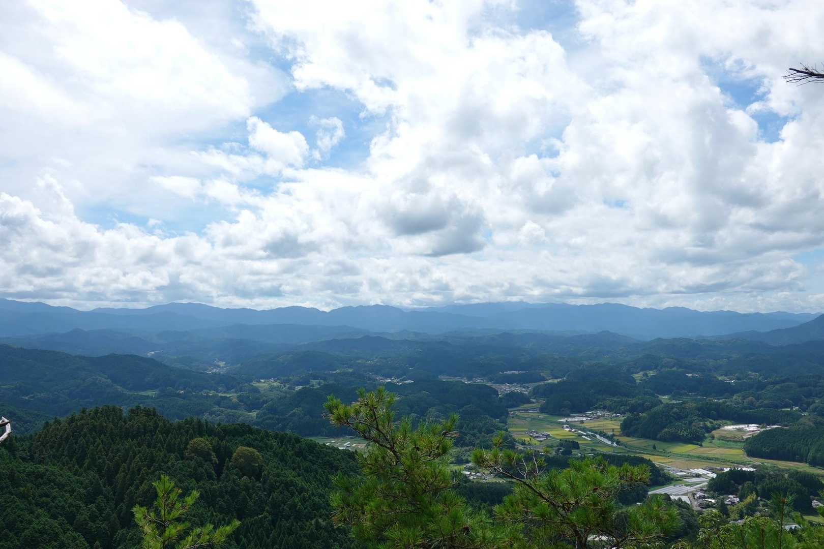 一旦下ってまたちょっと登り、着いた場所は確かに眺めがいい✨
伊那佐山の山頂より開けた場所でした😆
奈良の山々が並んでいます⛰️