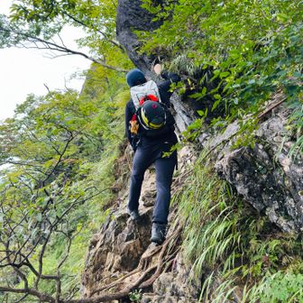 まずは東岳の核心部、せり出した岩の狭小トラバース🪨鎖無しは結構危ないから慎重に