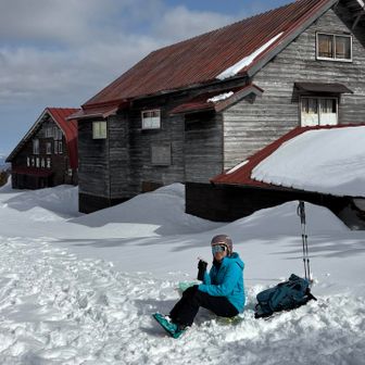位ヶ原山荘は、営業中でしたが、料理提供は終了してました。春になったら、ここまでバスが上がってくるんだって‼️そしたら、山頂まで近いぞ