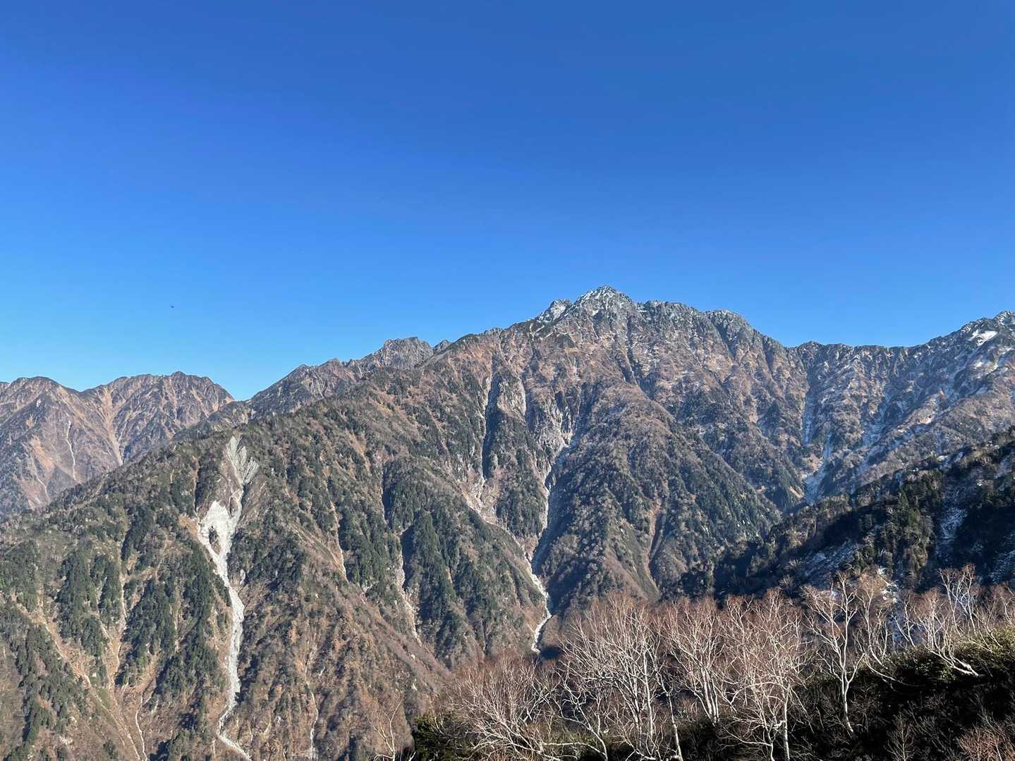 剱岳山頂から左手前に伸びるのが、早月尾根