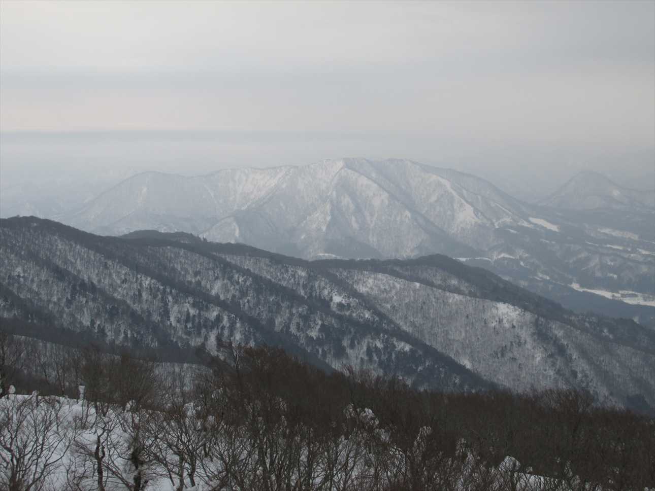 県境に接さず1000ｍを越える高さ＆かつて分県別登山ガイド最難関の一画（スキー場なければ本当に人を寄せ付け無さそうな堅牢な尾根、現在は抹消されたようです）で私の中で注目ピークになりました峠田岳