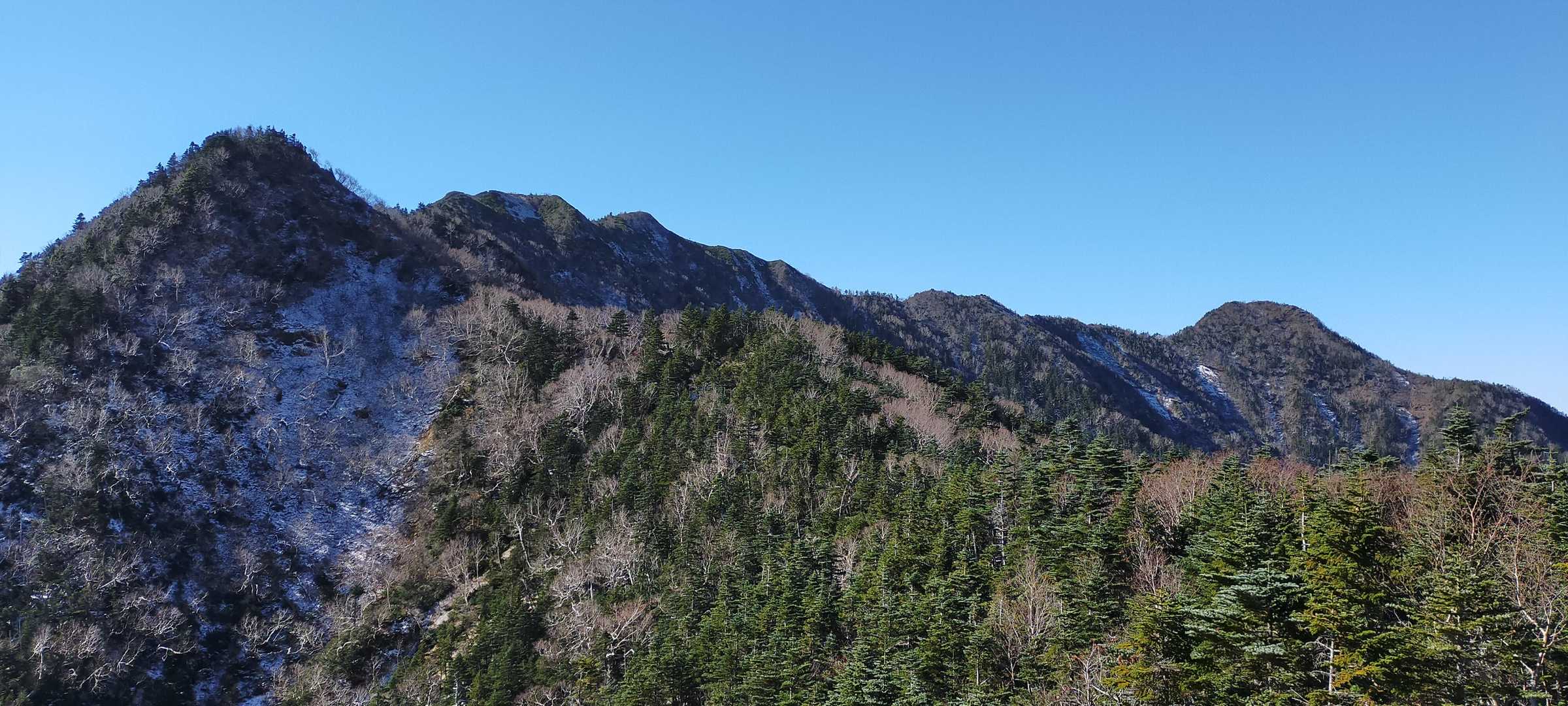 中央やや左が 女峰山
右奥は 帝釈山
ももうちょい！