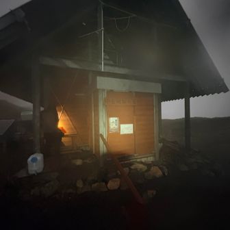 中岳避難小屋が力強く建っていた
