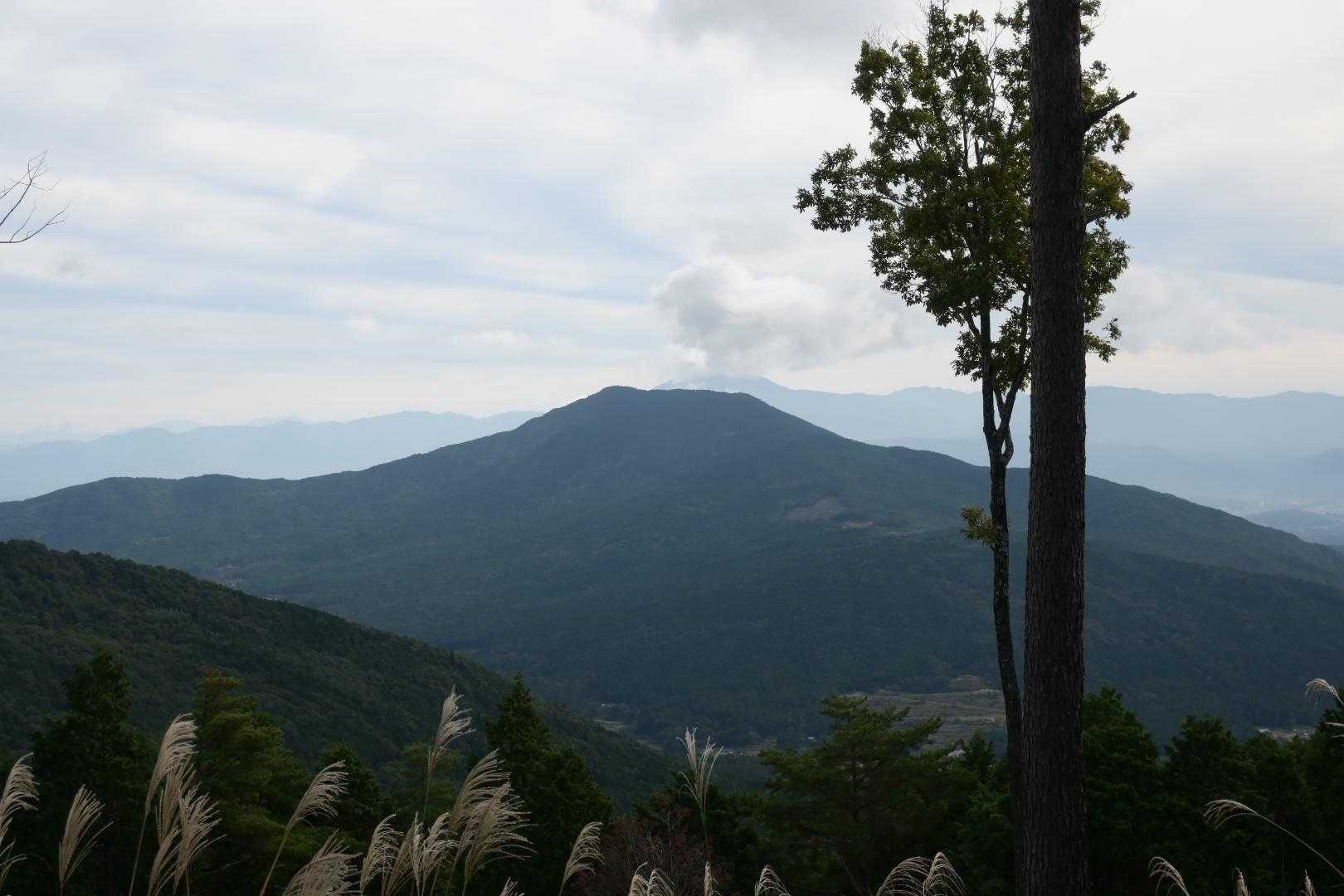 笠置山と後ろに雲に隠れた恵那山