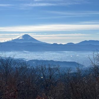 ふ、富士山と甲府の街
右端に毛無山と、その左に竜ヶ岳