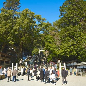 多度大社前の広場には、沢山の人がお参り⛩️🙏

無事❗️周回出来ました❗️
山友さんお疲れ山でした⛰️
楽しい山行でした😃　感謝❗️感謝❗️です🙇🏻‍♂️