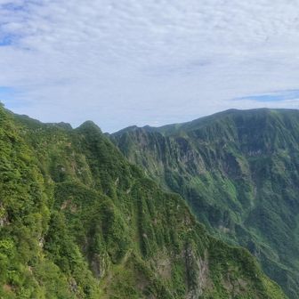 これから歩く稜線と浅草岳が見える