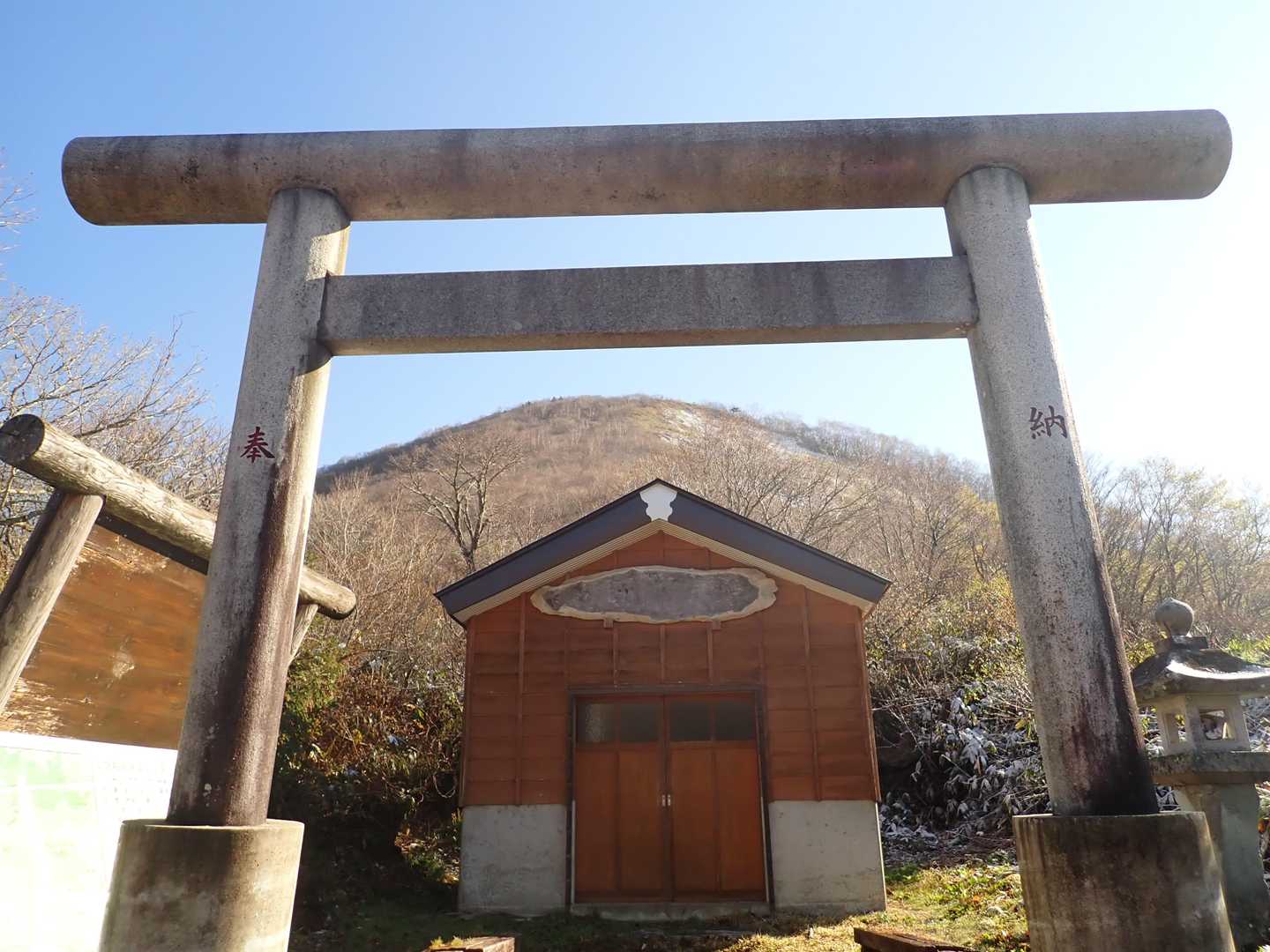 雪が降ったようで登山道脇には雪が所々にありました。峠の神社。三国山方面の斜面にも雪が見えます。