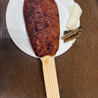 はい、これー
これが今日の目的✨
おかめ茶屋の五平餅
私らのすぐ後に来た人が、「五平餅終わりました」言われてて、滑り込みセーフですよ😮‍💨
三河っぽい赤味噌の味
木曽と違うよね、こちらも美味しい😋