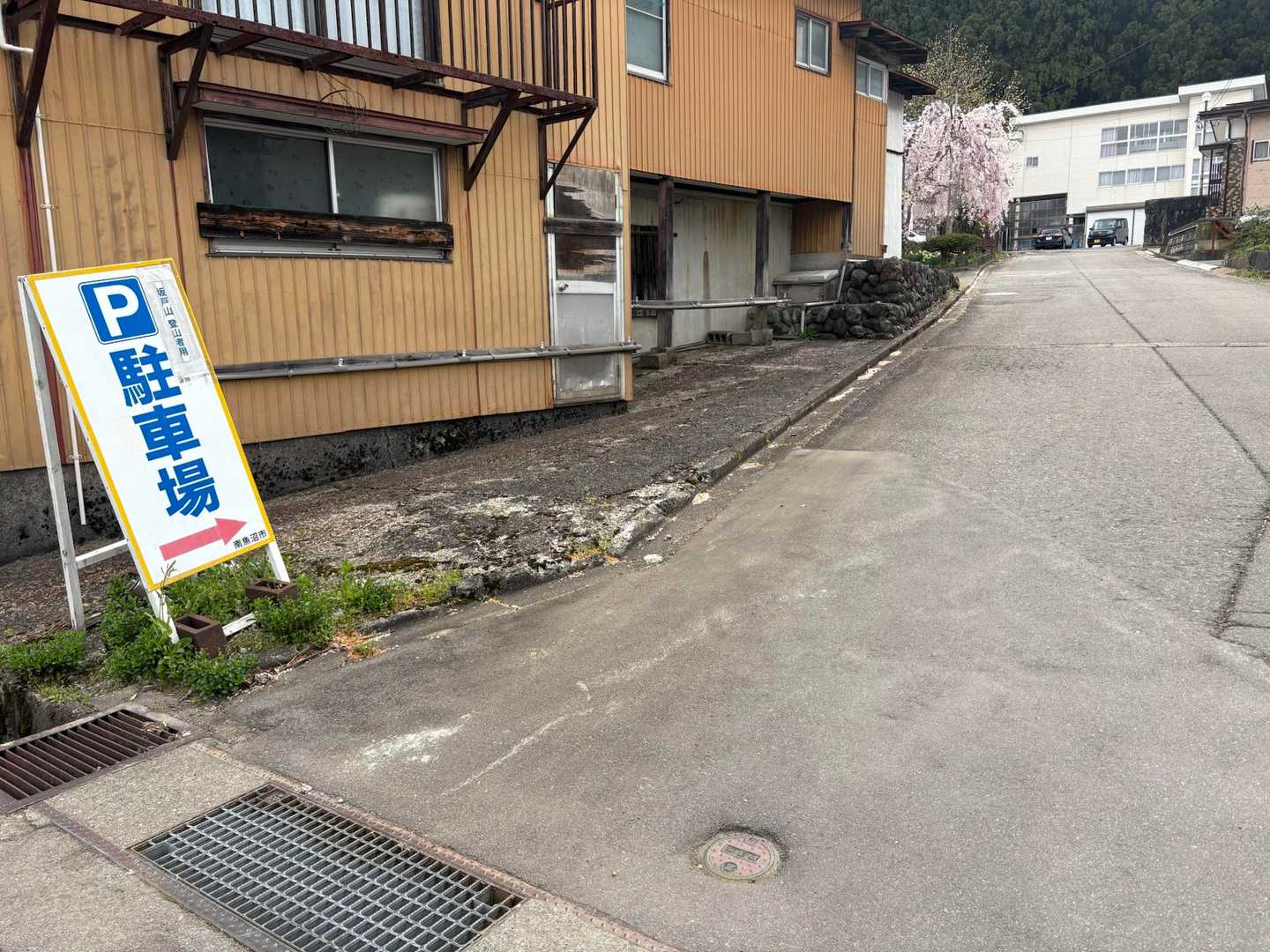 登山口の駐車場ははなから諦め
登山者用駐車場（第二駐車場）へ
