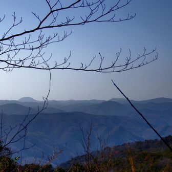 左手奥の特徴的な山容は荒戸山。一目でわかる