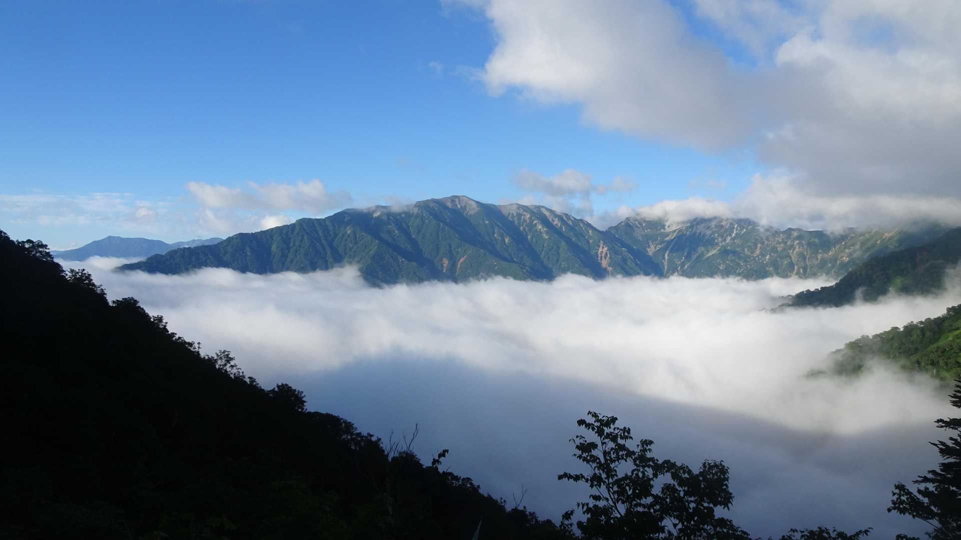 爺ヶ岳の影