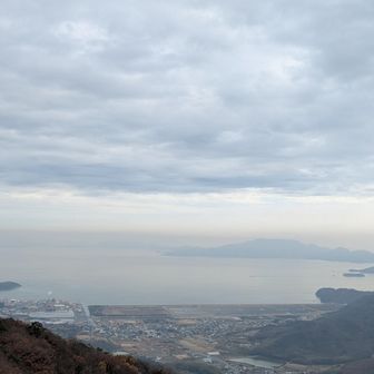 どこからか、お昼の時間をつげる音楽が聞こえる。
そう思ったら、とたんにお腹が空いてきた。