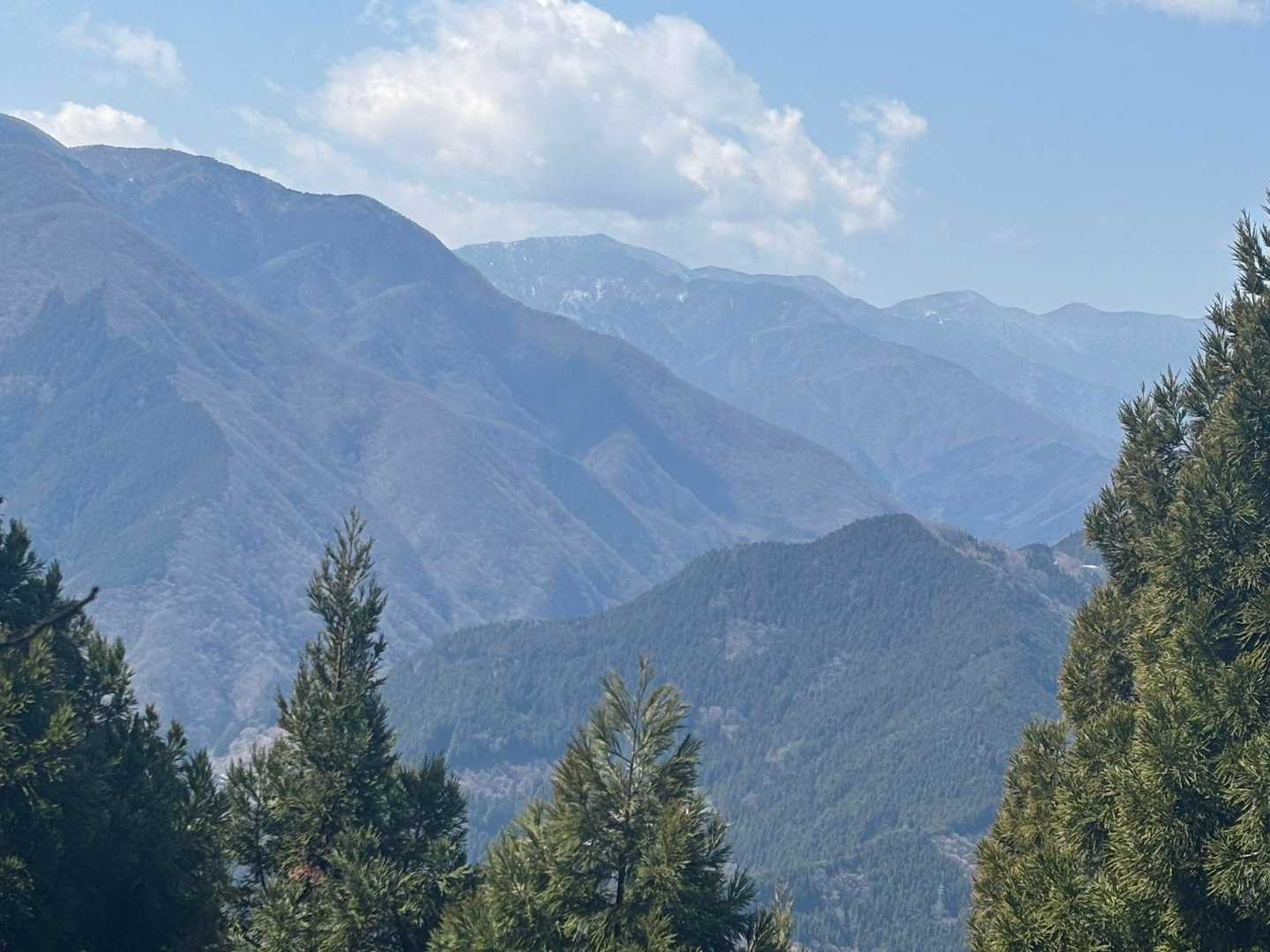 雁坂嶺辺りの雲が取れて来ました。甲武信ヶ岳も見えた！🙌