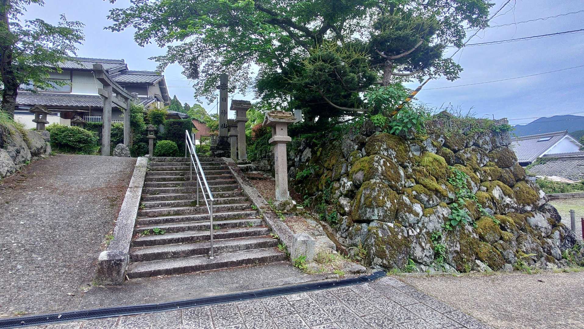 春日神社入り口には立派な石垣があります。ここは大手筋で春日門があり、櫓があったようです。