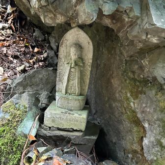 この山にあった大佛寺は
永平寺開祖の、道元禅師が
永平寺の前に作られたお寺だと言われてます