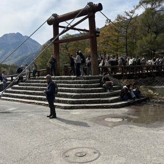 長い長い林道をひたすら歩き続け、やっと河童橋到着！