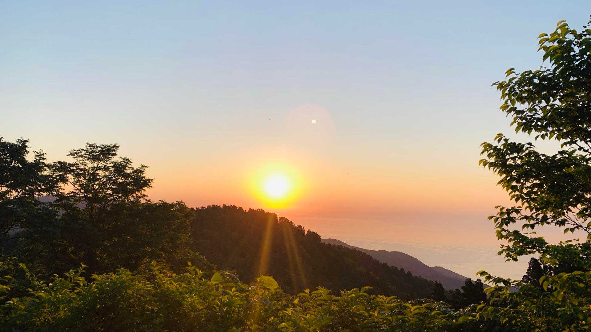 いきなり登山中の写真になってしまいました。
歩き出してから見晴らしの良い場所に出て初めての写真。
金剛山に向かう和木山登山口はカーナビやGoogleマップで検索しても出て来なくて、他の方のYAMAPレポの地図から判別してようやく辿り着きました。海辺の幹線道路から登山口に入る所がよく分からなくて「和木山登山口」で探すより「大佐渡石名天然杉入口」で探す方が良かったかも、と後から思いました。幹線道路からの入口に表示はありません。最初は細くて不安になりますが、奥に行くほど道がはっきりしてきます。登山口の写真が無くて申し訳ないです。