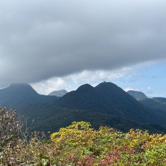 山頂から榛名の山々