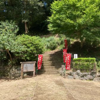 寺から山頂へ向かう階段