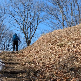 ものすごい雪庇が出来る場所です…今年はカラカラ。２月頃なのかなぁ❄️乞うご期待
