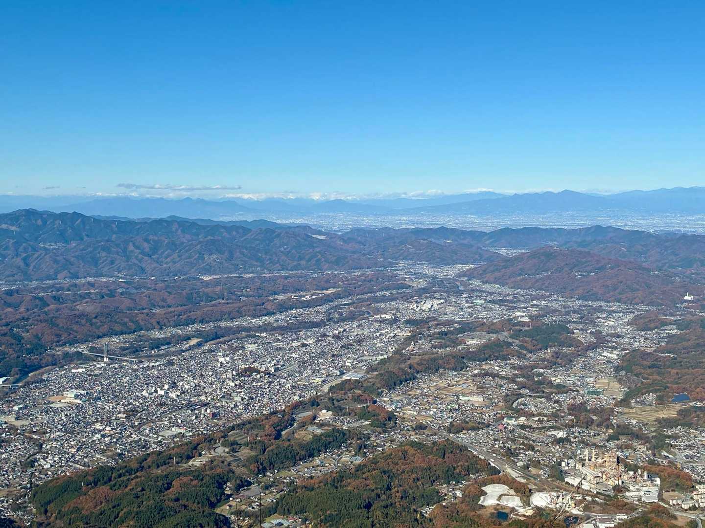 山頂からは色づいた秩父の街並みや赤城、谷川が見えますが、雲と雪山の境界がよくわからない🤣