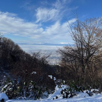 飯豊は雲で隠れてしまいました。
ゆっくり下山します。

登りにはなかったこととして、トレースではない斜面の雪が崩れて土が捲れ上がっている箇所が幾つも。スリップした野生動物の跡？結構大きかった。
熊🐻？