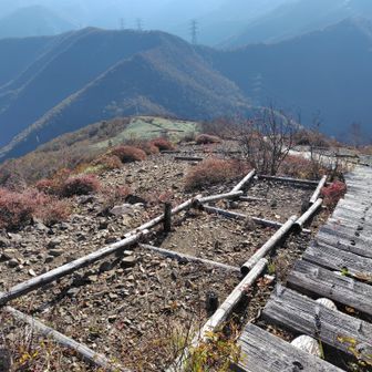 三国神社に下山します。長い階段