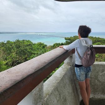 こんな格好で来て、伊良部大橋見てます