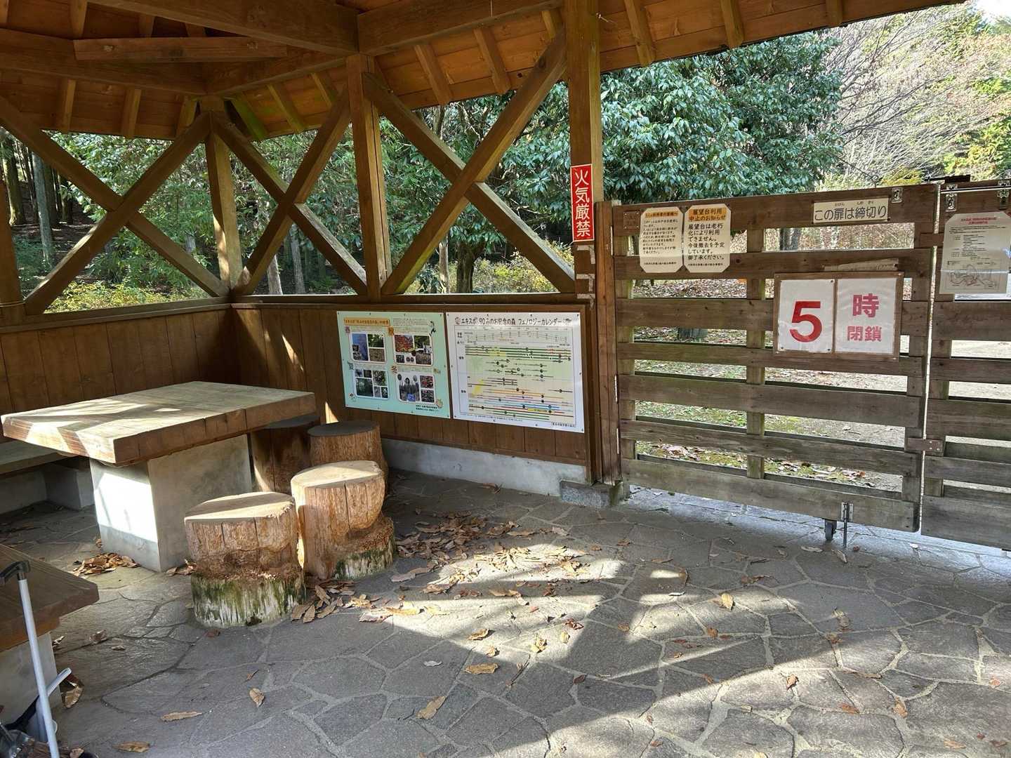 東屋の中は、こんなかわいいベンチとテーブルが両脇に置かれています。