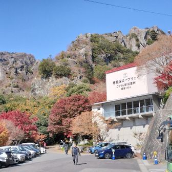 今朝スタートした紅雲亭で行動終了！
池田港に向かうバスをしばし待ちます。
観光バスがひっきりなしに出入りしています。乗客はみな紅葉大好き台湾からの観光客。