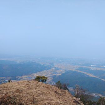 北峰から中津市街地です。
この下から直登を計画していましたが、三光地区は霧でも掛かっていたのか道路も木の葉も濡れていたのでまた今度にしました。