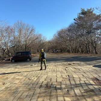 展望台レストハウスの頂上売店に到着
裏側に回ると広い駐車場があります