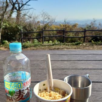 お昼ご飯はカップラーメンで