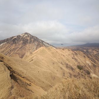 自衛隊っぽいヘリが飛んでる。
訓練かなぁと呑気に手をふる私たち。
