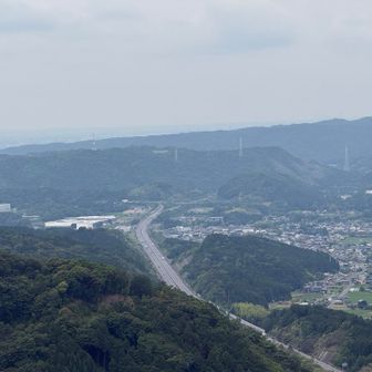 ズームアップ⤴️してみますが高層ビルは見えません😅
下界には新東名の高速道路が見えました。