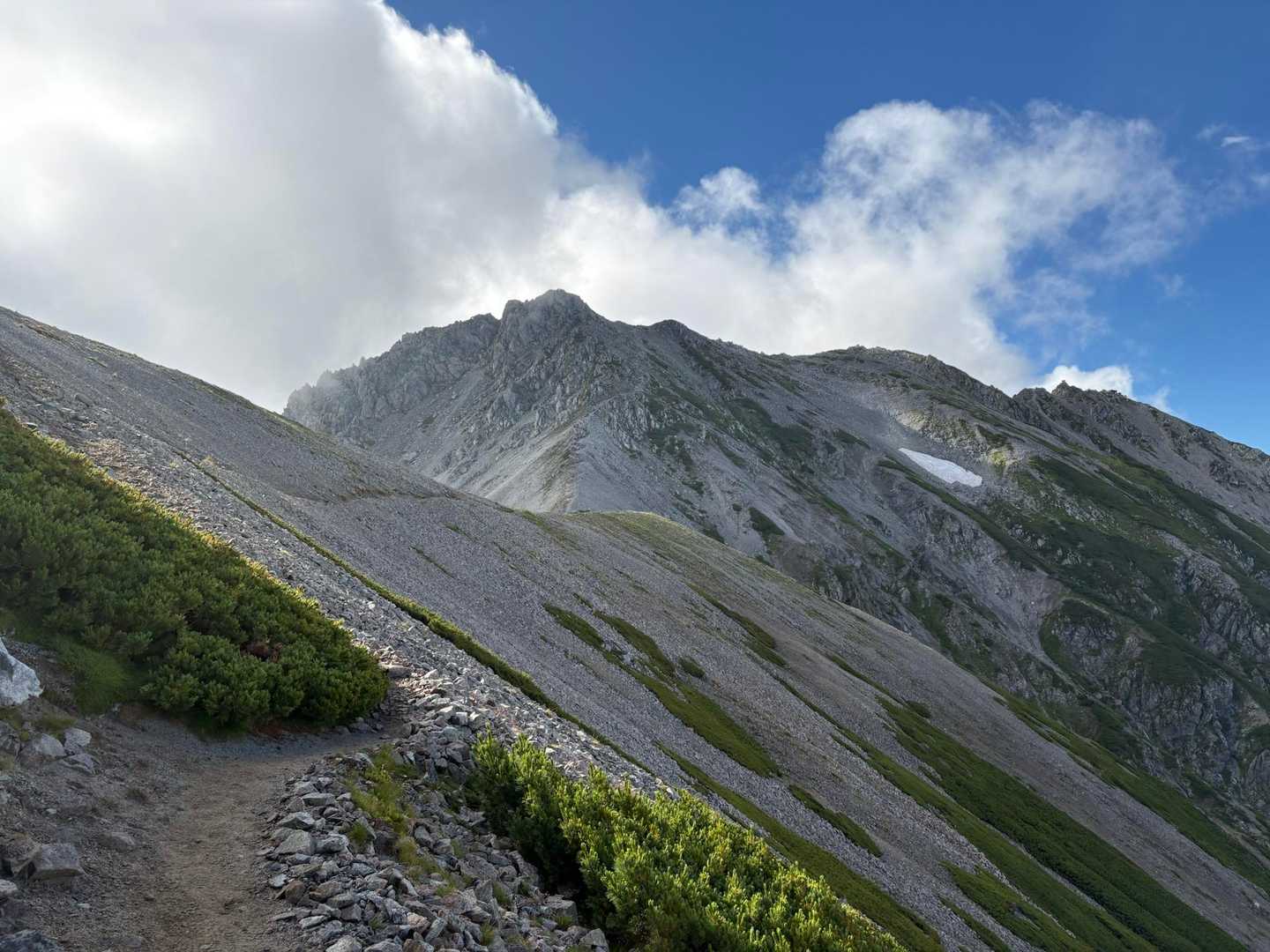 3000m峰三座と神域、黒部湖を見下ろす立山三峰周回の写真