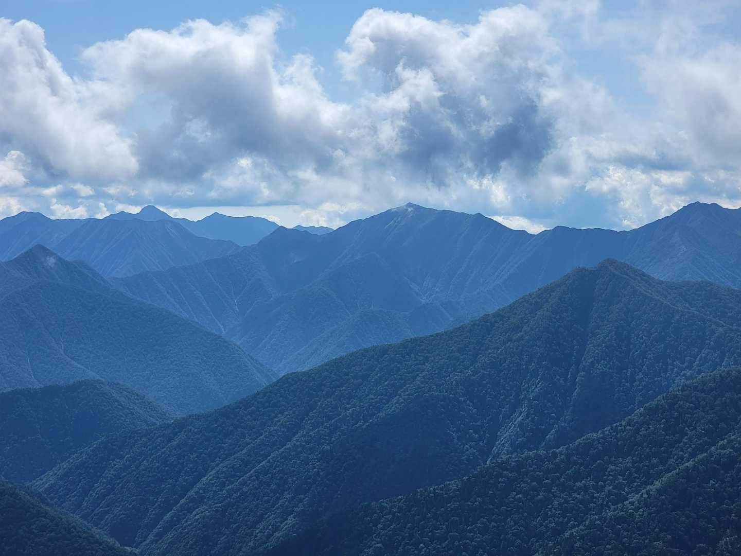 中央に1823峰