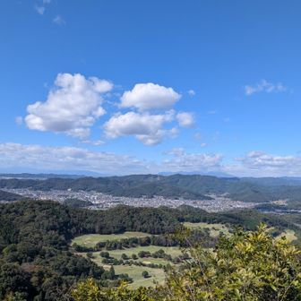 つつじ山からの展望
手前は足利アルプス
奥は浅間山
左奥の方に八ヶ岳が見えてるはず…