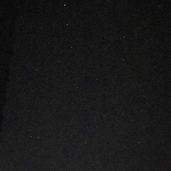 夜中に目が覚めたので窓を開けて空を見ると、満天の星空でした。スマホのカメラではイマイチですが、北斗七星も写ってます。