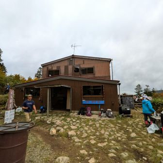 大日平山荘。
営業してるっぽい。
このルート、トレラン練習にもってこいなのかやたらとトレランスタイルでの人が多い。